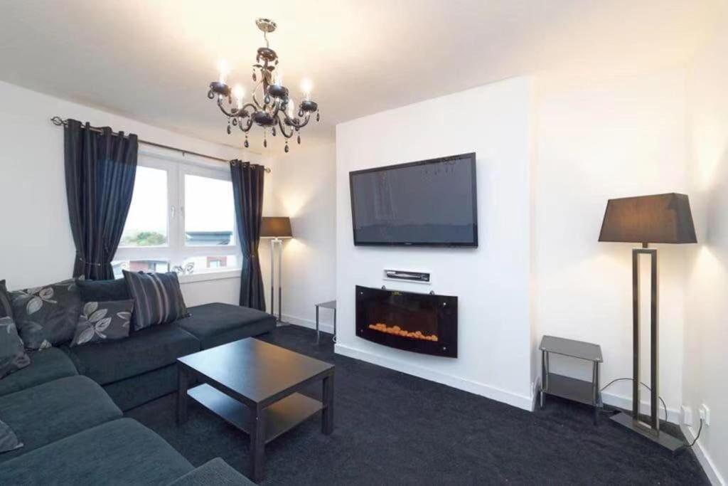 格拉斯哥Light-luxury Flat的带沙发和壁炉的客厅