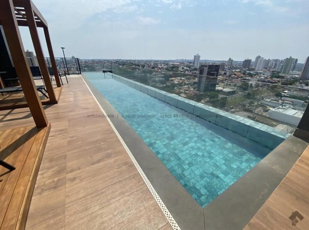 大坎普Estúdio Moderno e Elegante no Vertigo的建筑物屋顶上的游泳池