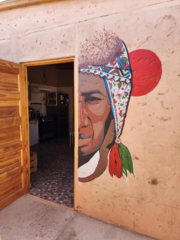 圣佩德罗·德·阿塔卡马Las Casas Hostel Atacama的墙上挂着帽子的女人的画