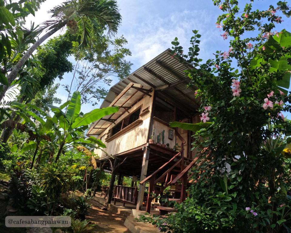 沙璜Cafe Sabang Guest House的丛林中的树屋