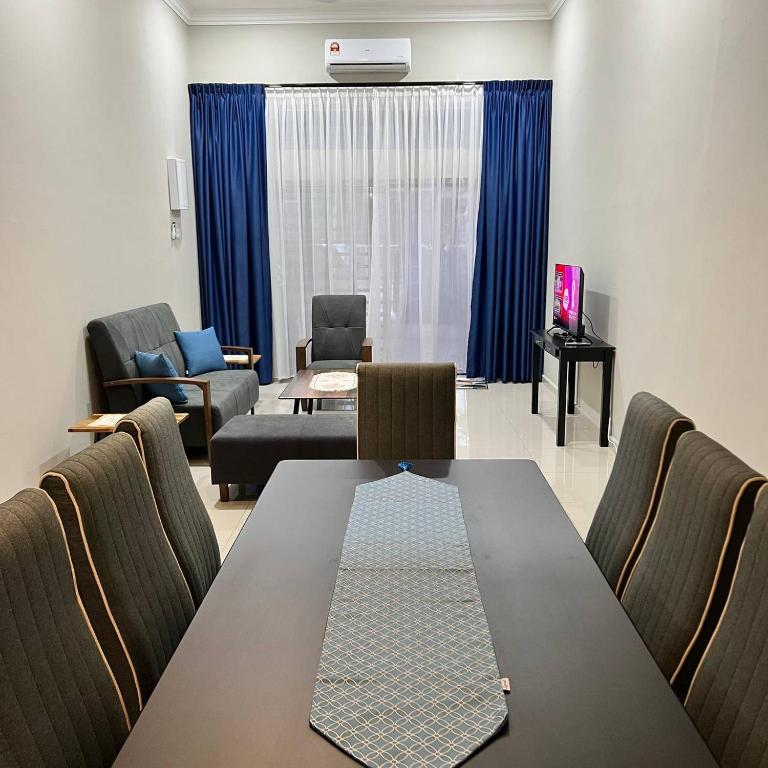 艾尔克如Homestay Ayer Keroh Tasik Utama的一间配备有桌椅及电视的会议室