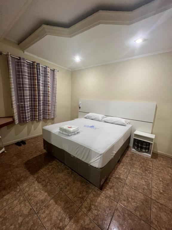 圣安德雷Hotel City II的一间卧室,卧室内配有一张大床