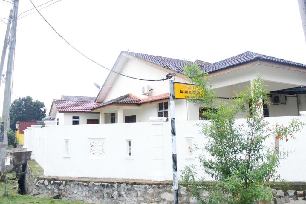 麻坡Homestay Mokde的房屋前的白色围栏
