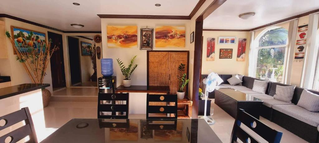 长滩岛Balay Sa Bukid 2 Bedroom的客厅配有沙发和桌子