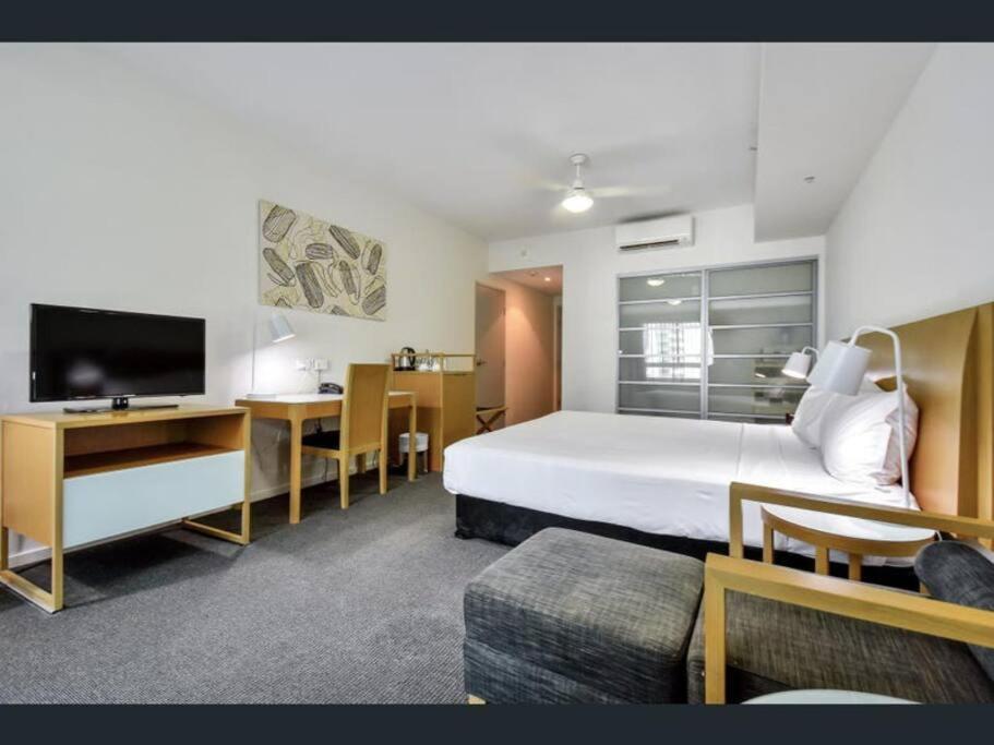 达尔文Executive Studio Darwin CBD (Water Views)的酒店客房设有一张大床和一台电视。