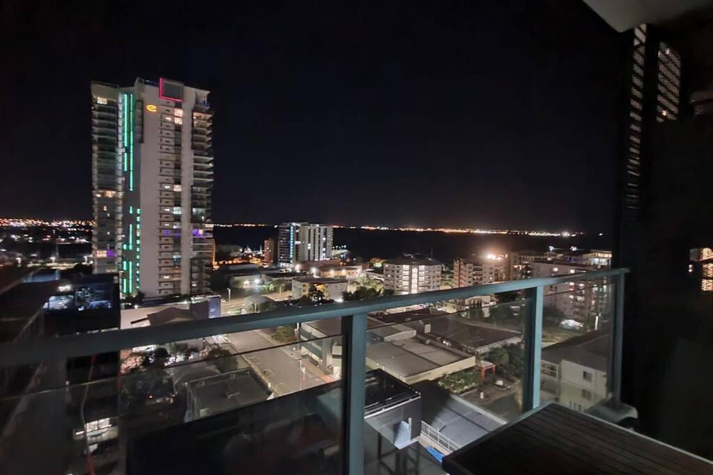 达尔文Pandanas Apt 3 (Darwin CBD, Harbour views)的阳台享有夜间城市美景。