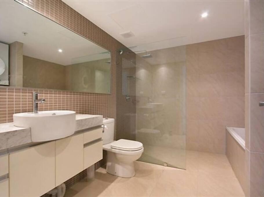 达尔文Above & Beyond (21st floor two bedrooms apartment)的浴室配有卫生间、盥洗盆和淋浴。