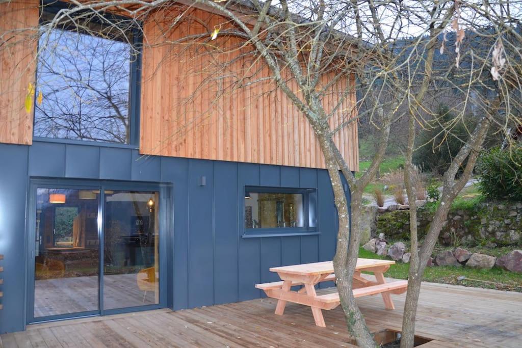 RochessonA la cheneau的蓝色的建筑,前面设有野餐桌