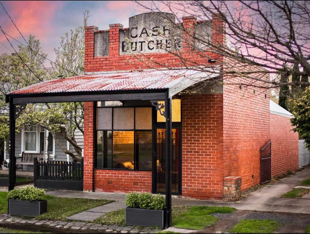 巴拉腊特The Cash Butcher - Classy & Centrally Located的红砖建筑,上面有标志