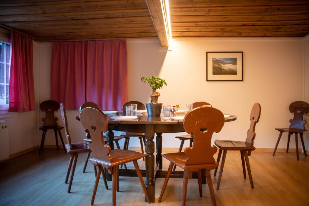 MattenUncle Eric's Chalet的一间带桌椅的用餐室