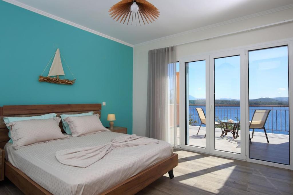 奈德里Villa Melias, luxurious villa with superb view of the islands, 400 m from the sea的一间卧室配有一张床,享有海景