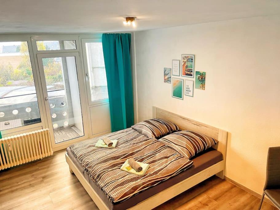杜塞尔多夫Apartment nähe Flughafen DUS的一间卧室配有一张床,上面有两条毛巾