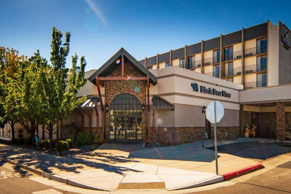 卡森市The Federal Hotel Downtown Carson City, Ascend Hotel Collection的酒店大楼前面有停车标志