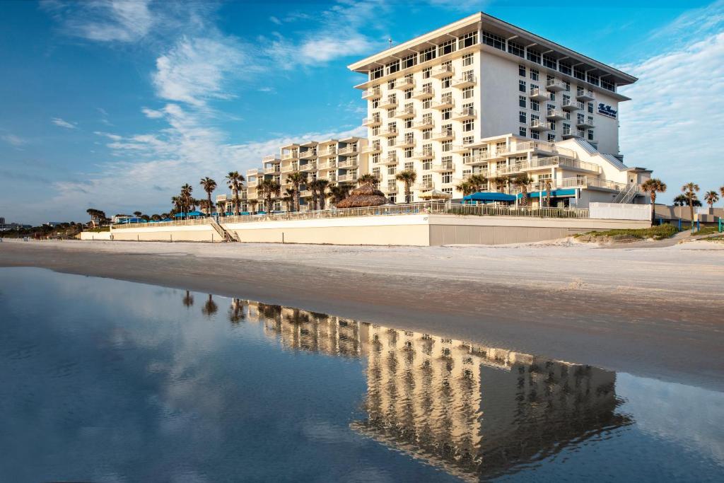 代托纳海滩海岸度假酒店及水疗中心的海滩上的酒店,在水中反射