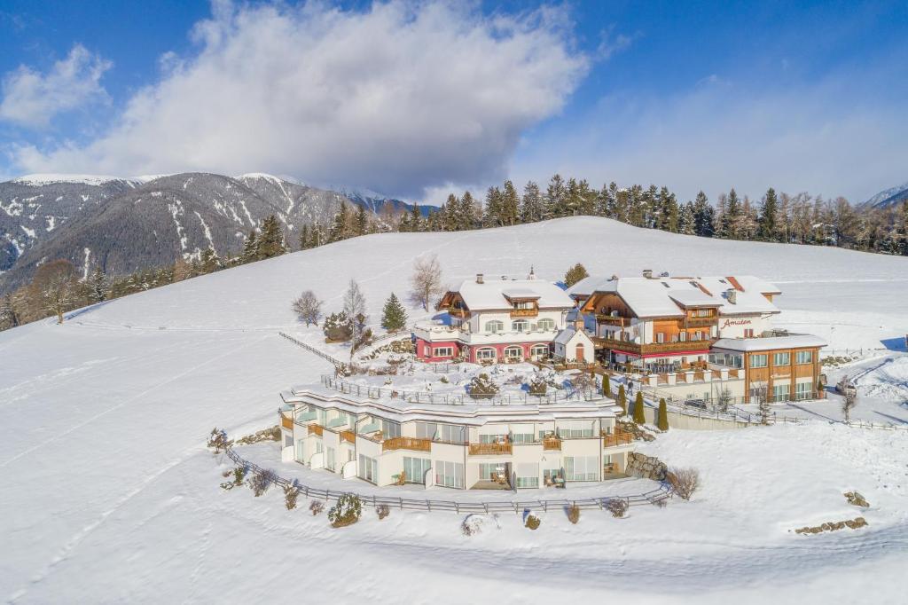 布鲁尼科阿玛腾酒店的雪地中度假村的空中景观