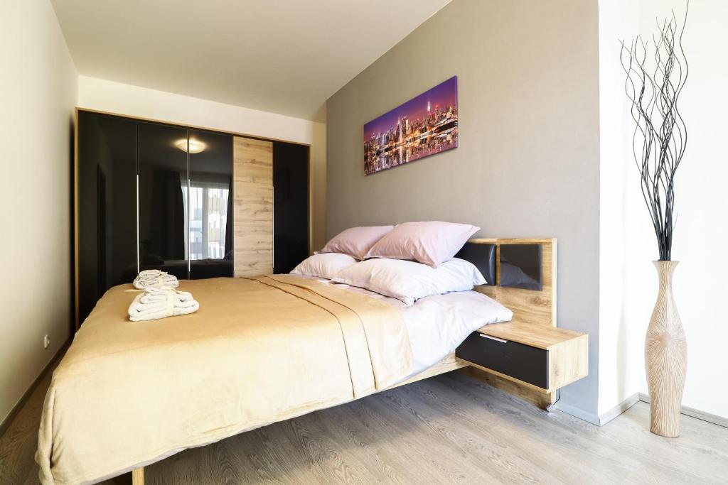 布拉格Apartments / 10 min from center / O2 ARENA的卧室配有一张带粉红色枕头的大床