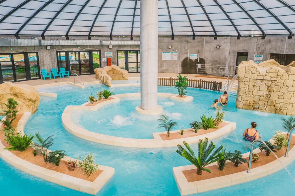 朗迪夫利耶莱斯格兰斯露营酒店的一座带水上公园的建筑中的游泳池