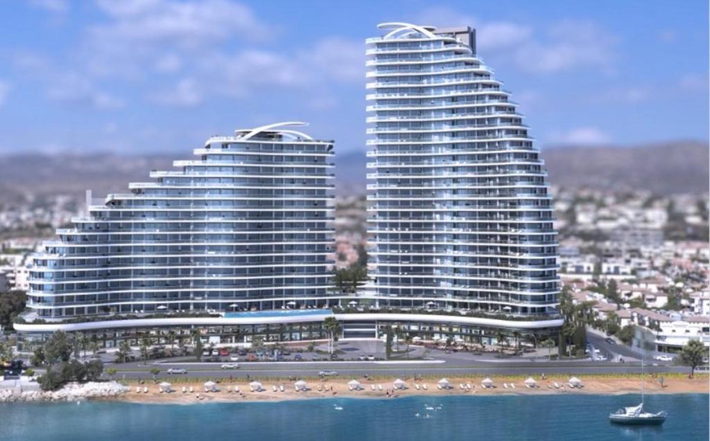 利马索尔Beachfront Boutique Residence的两座高楼,靠近水体