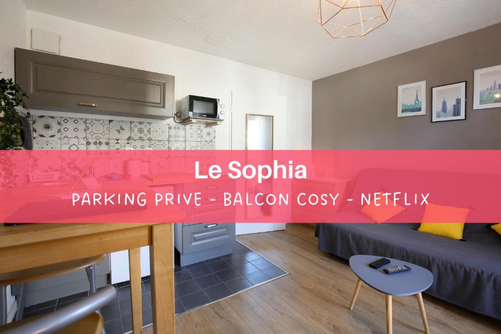 图卢兹expat renting - Le Sophia - Casino Barrière - Parking的卧室配有粉红色的墙壁和1张床