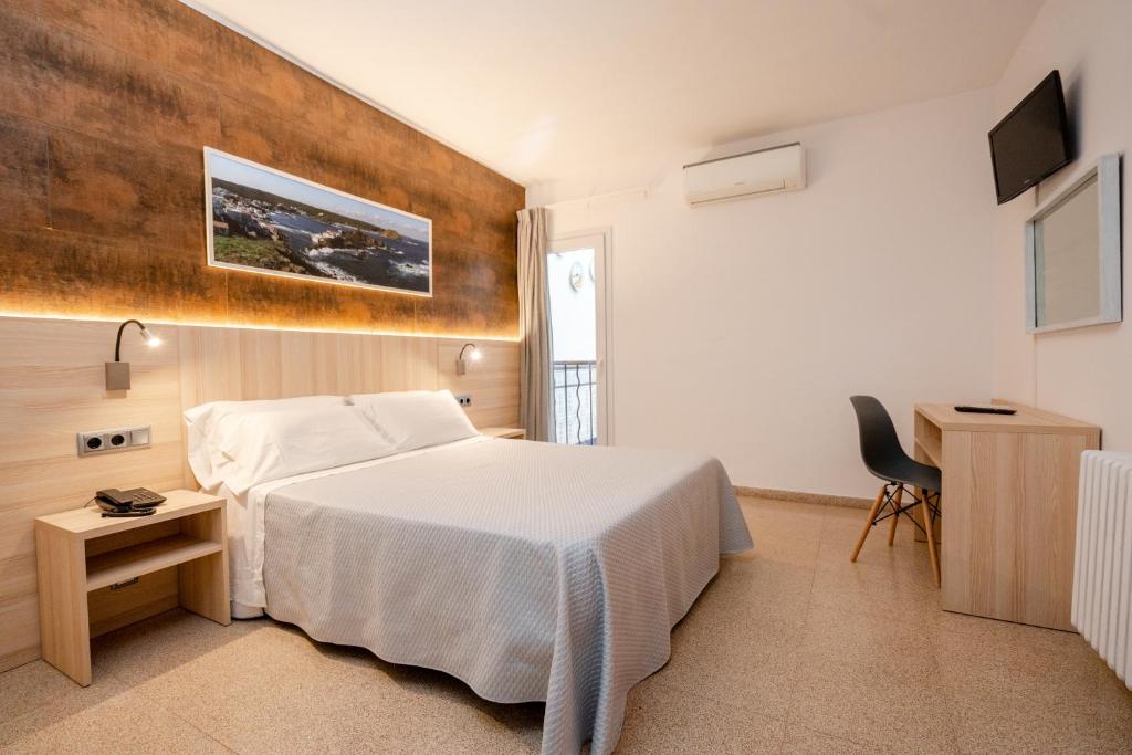 马翁欧洲酒店的一间卧室配有一张床、一张书桌和一台电视