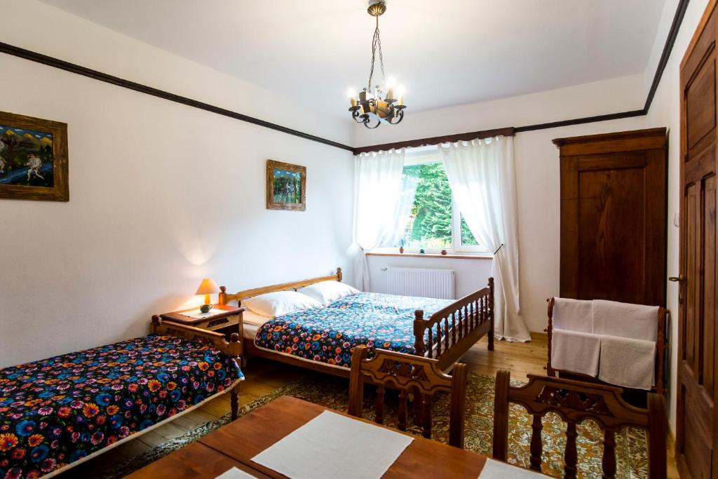扎科帕内Willa Żbikówka dom w Zakopanem的一间卧室设有两张床和窗户。
