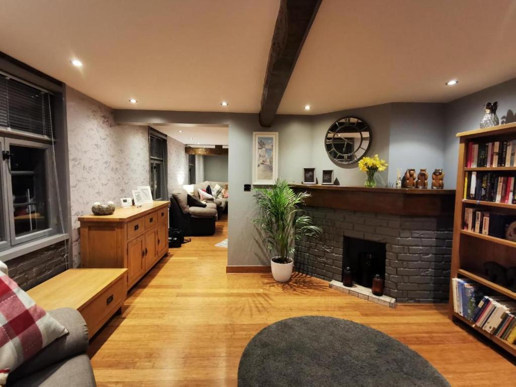 布由德利Riverside 2 bed apartment Bewdley Worcestershire的客厅设有壁炉和沙发。