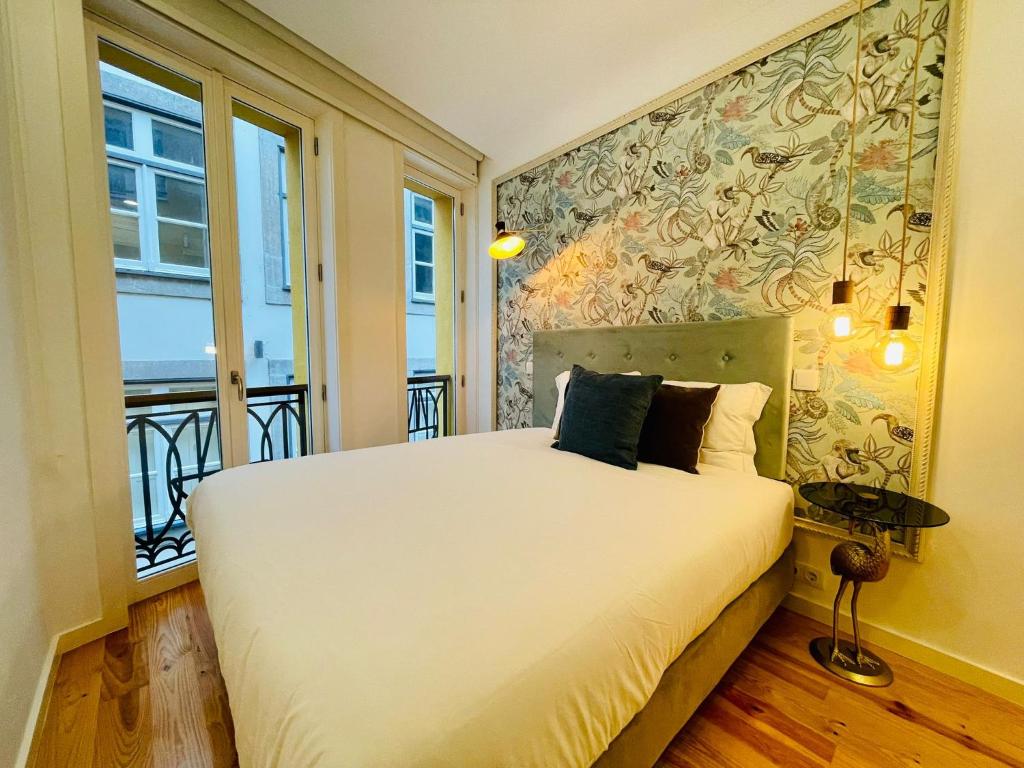 波尔图Oporto Chic & Cozy - Mercadores的卧室配有一张大白色床和窗户
