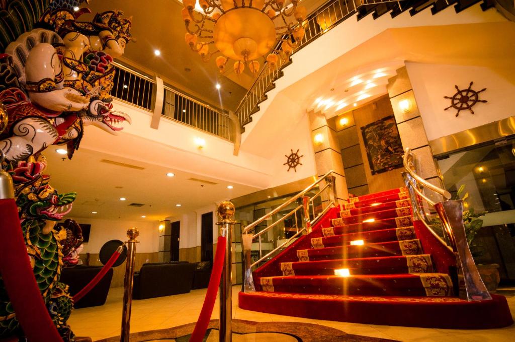 登巴萨巴厘岛天堂城市酒店的一座铺有红地毯的建筑中的楼梯