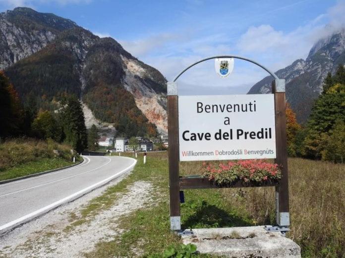 Cave del PredilLa Casa di Davide - David Home的路旁的标志
