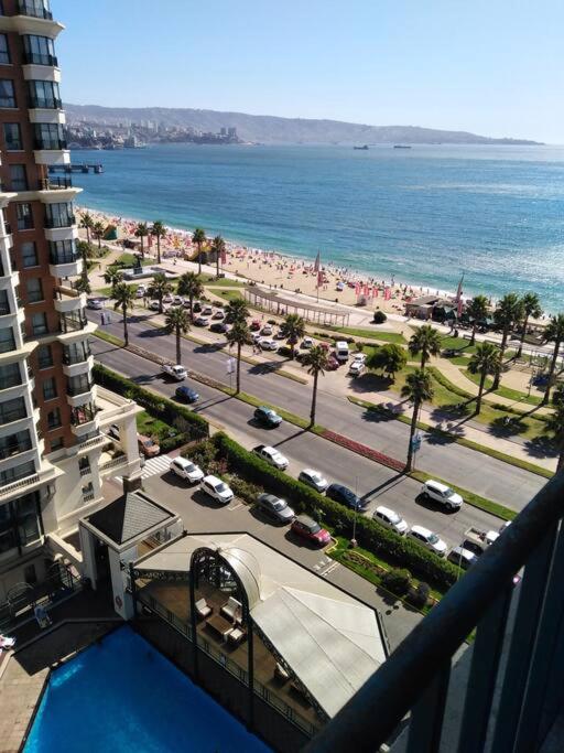 维纳德马Hermoso departamento frente al Mar的从大楼的阳台上可欣赏到海滩景色