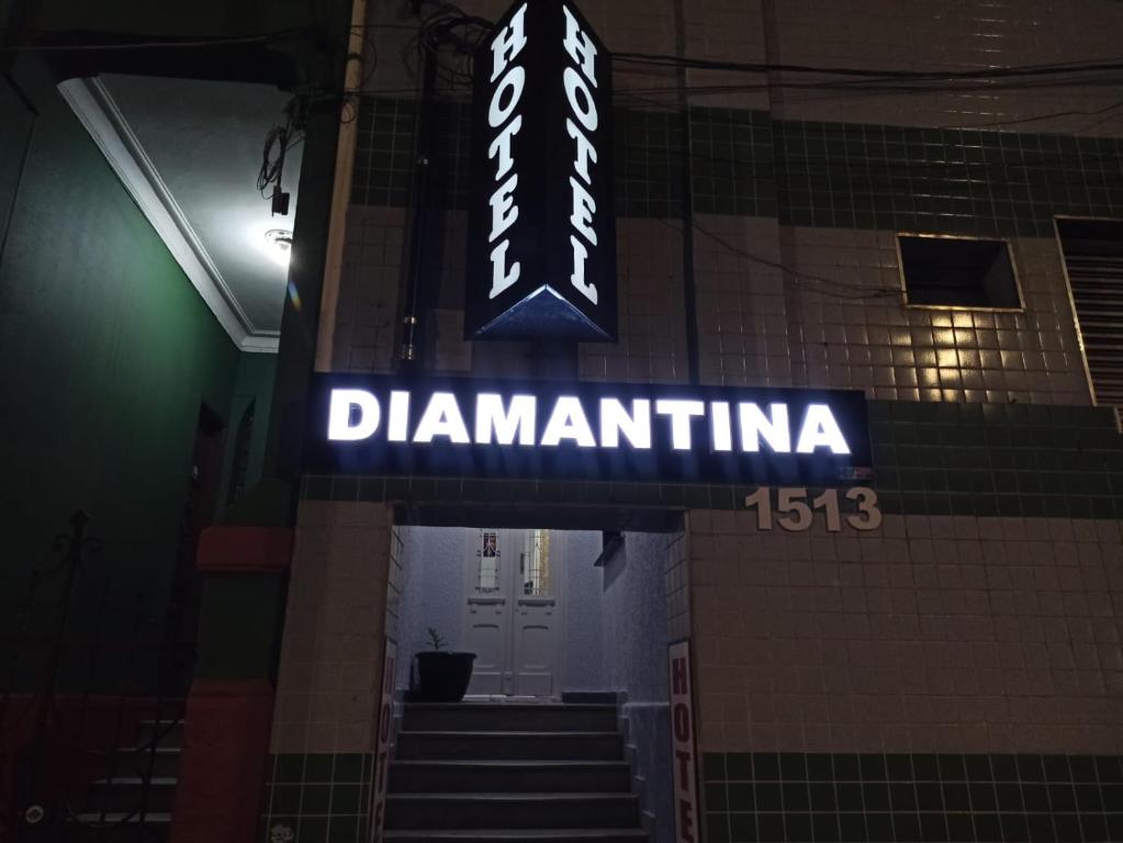 圣保罗Hotel Diamantina Av Brigadeiro Bela Vista SP的建筑物上 ⁇ 虹灯标志的 ⁇ 虹灯标志