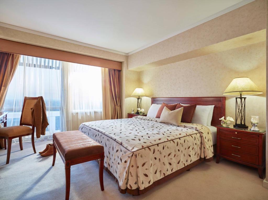 卢萨卡泰姬陵卢萨卡酒店的酒店客房设有一张床和一个大窗户