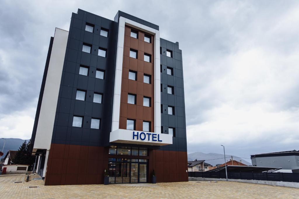 卢卡维卡Hotel Brčko gas Sarajevo的上面标有酒店标志的酒店大楼