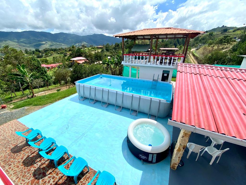 PapagallerosFinca Villa Maju的一座带游泳池和度假村的别墅