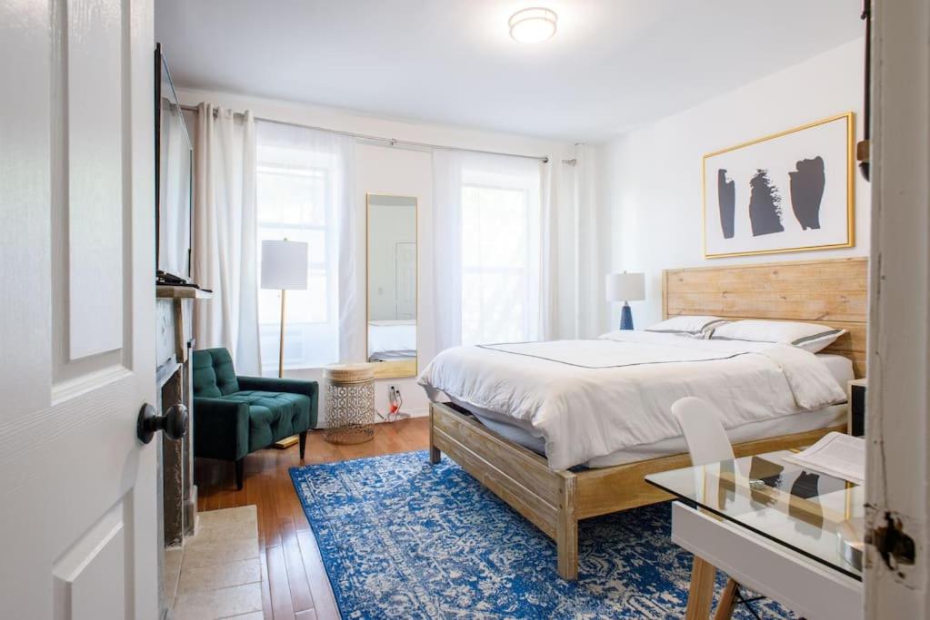 纽约454-3W PRIME location 2BR Newly Furnished sleeps 5的一间卧室配有一张床和一把绿色椅子