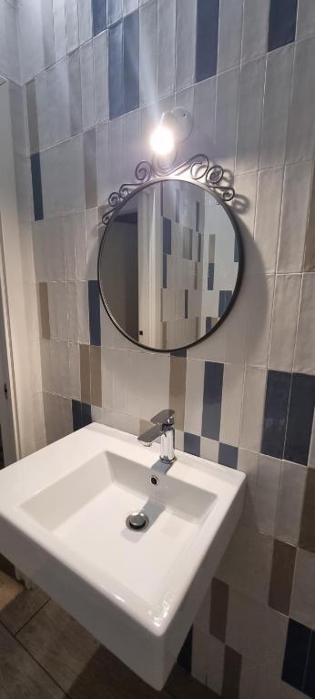 博洛尼亚Farolfi Apartments Galliera Rooms & Apartments的浴室设有白色水槽和镜子