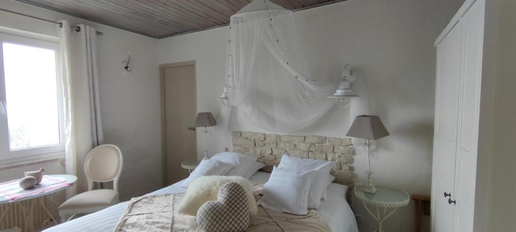 克吕特拉赛颂4号酒店的白色卧室配有床和椅子