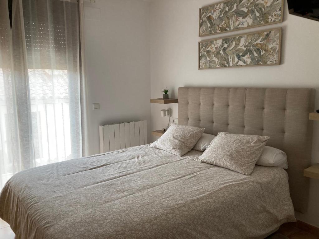 巴尔德利纳雷斯Casa ELENA i MARTA , Valdelinares的卧室配有一张带两个枕头的大白色床