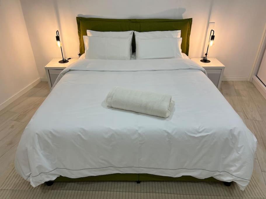 布拉干萨MiMo da Sé的一张白色的大床,上面有白色枕头