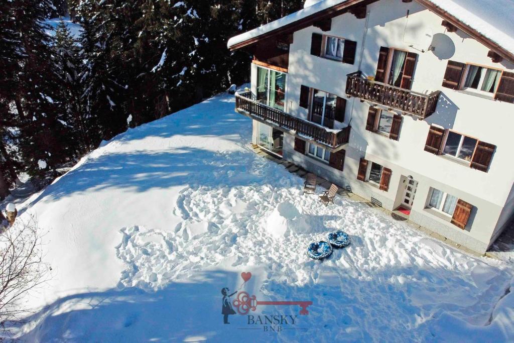 圣贝纳迪诺Chalet 5 stars in San Bernardino, SKI SLOPES AND HIKING, Fireplace, 4 Snowtubes Free, Wi-Fi Free, for 8 persons, Wonderful in all seasons -By EasyLife Swiss的前面有大雪的房子