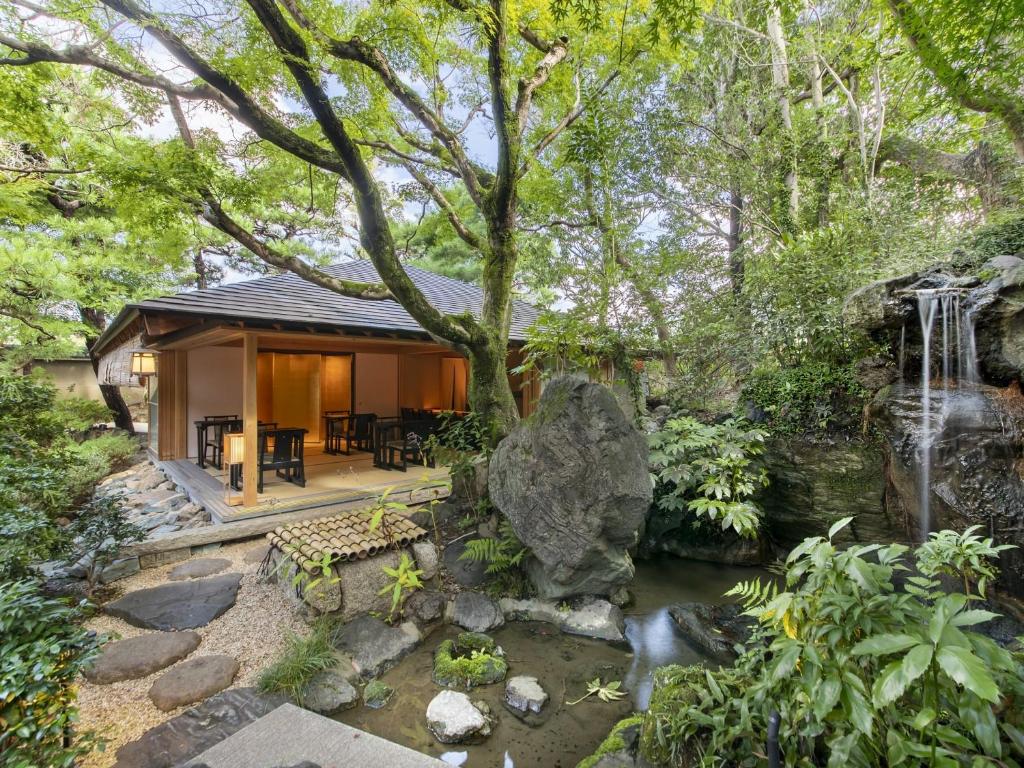 京都Fufu Kyoto的屋前有溪流的房子