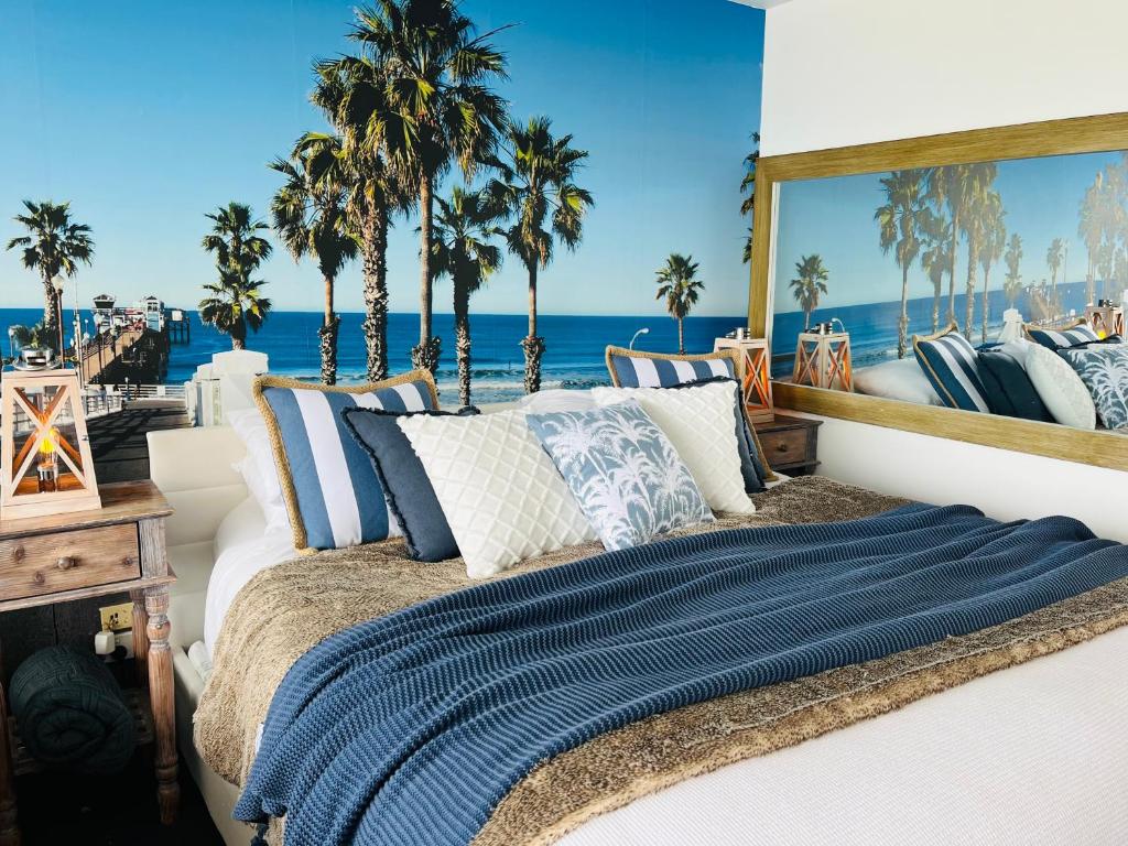 洛恩洛恩世界酒店的一间卧室,配有棕榈树床,位于后面