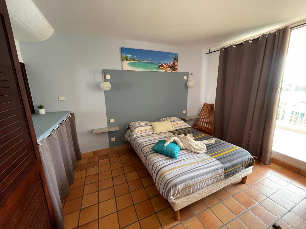 拉特里尼泰CLANES LOCATION Acerola的小卧室配有一张带床头板的床