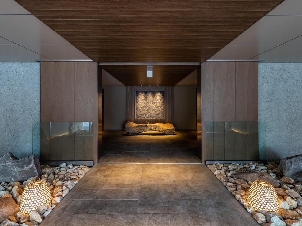 箱根Fufu Hakone的长长的走廊,后面设有一张床