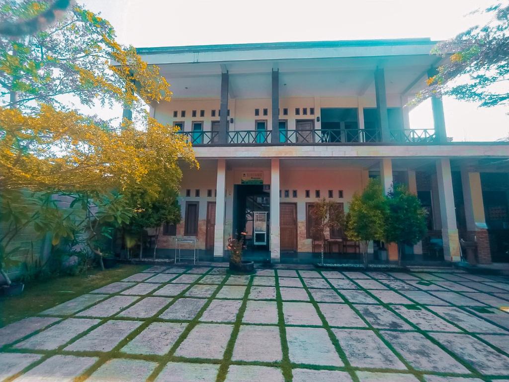 巴芝丹Bintang Homestay Watukarung的前面有庭院的建筑