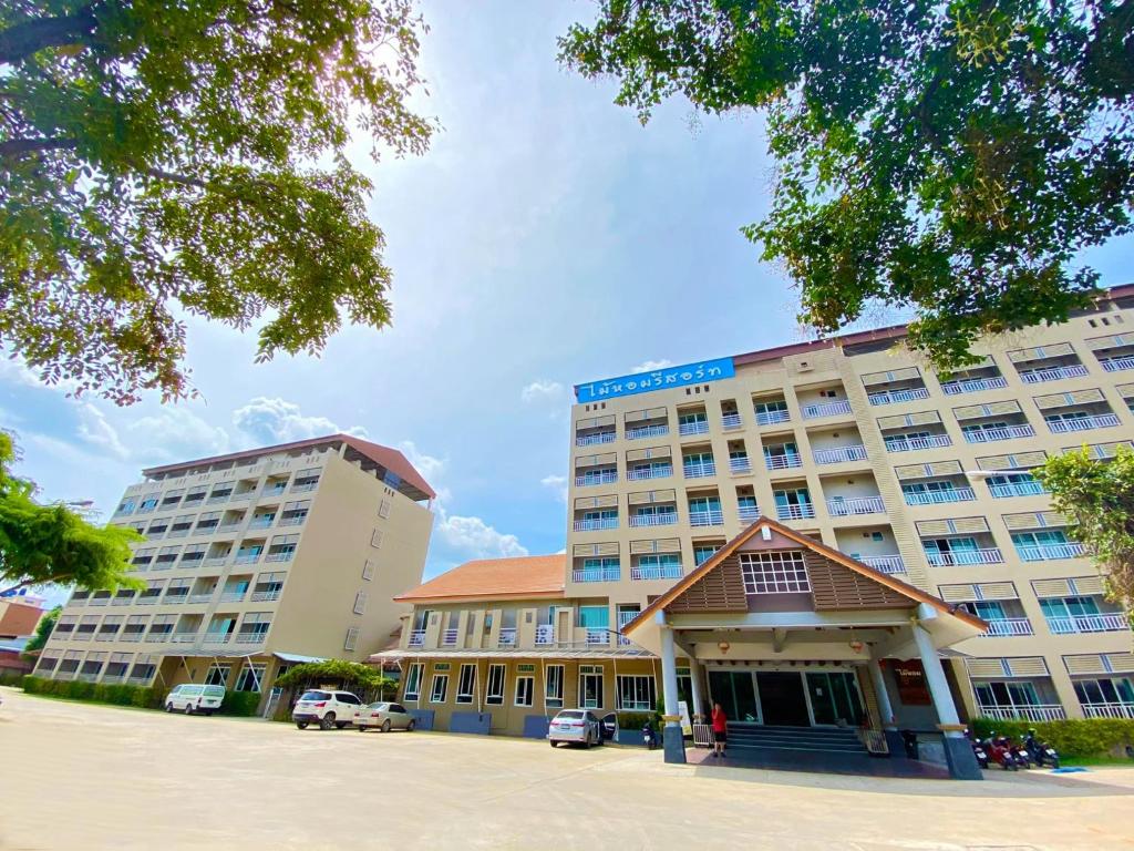 北榄坡Maihom Resort Hotel的停车场内两栋大楼的大型酒店