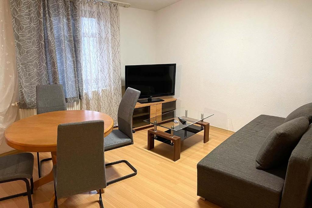 KahlaCity apartment with Wifi near Jena的带沙发、桌子和电视的客厅