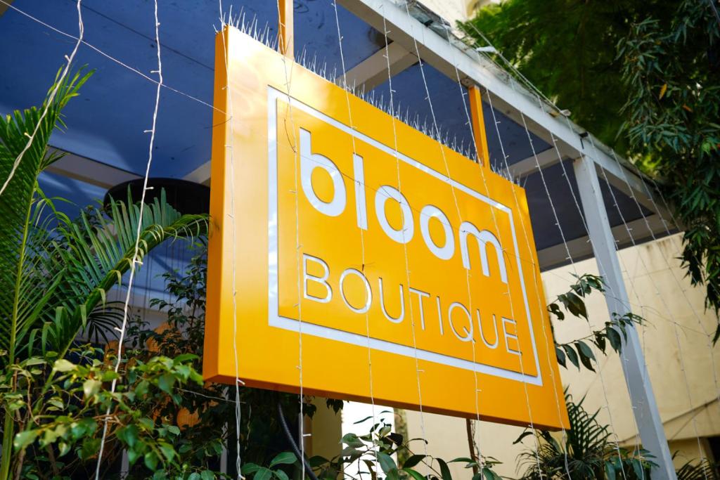 孟买Bloom Boutique - Bandra的建筑物一侧的黄色标志