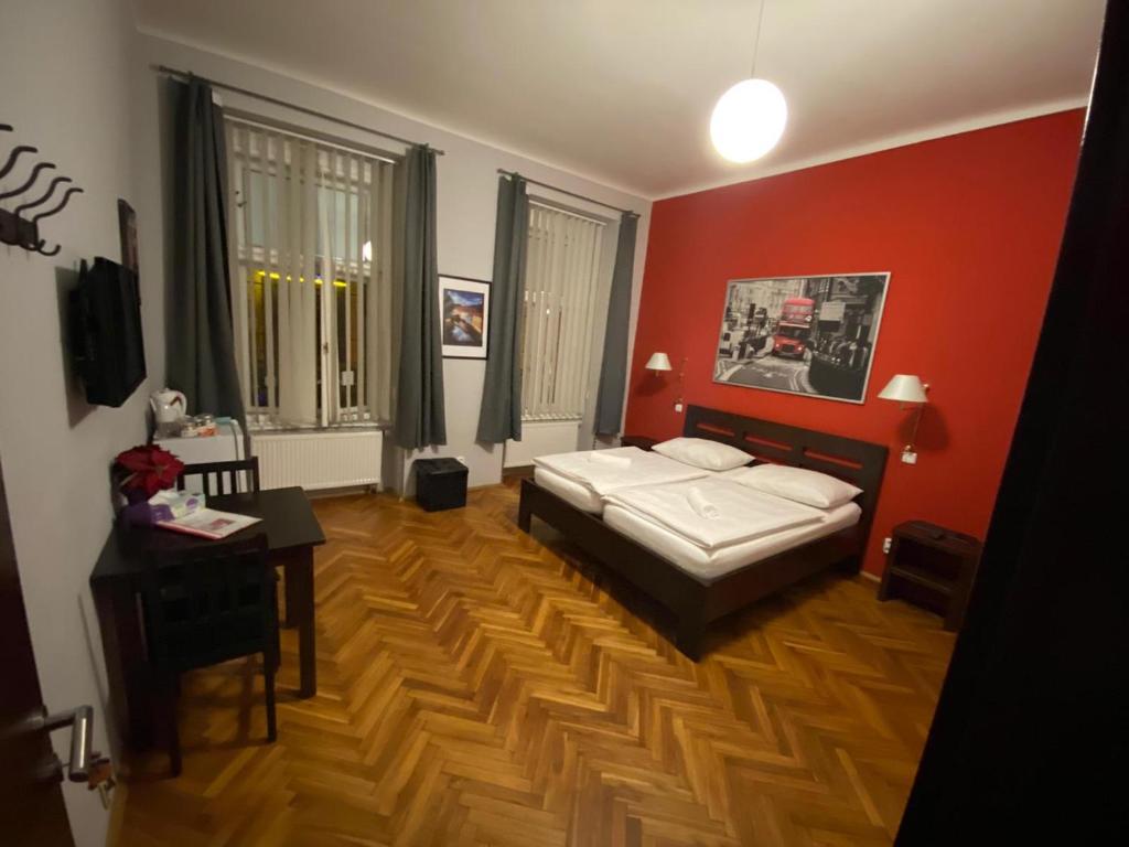 布拉格中央车站一室公寓 的一间卧室配有一张床和一张书桌