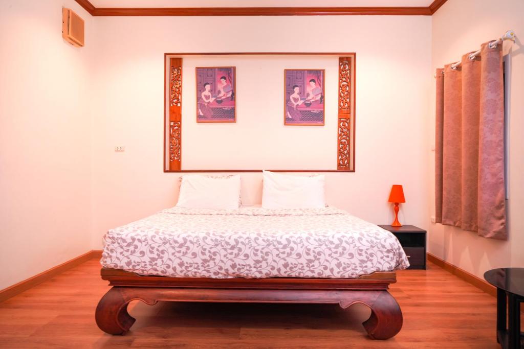 Ban Bo HanGuesthouse Phuket Airport的卧室配有一张挂在墙上的床铺